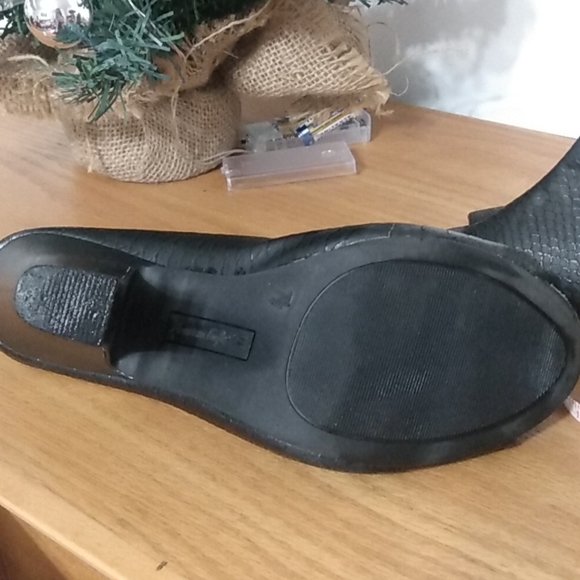 Black American Eagle Peep Toe Heels - Picture 7 of 7